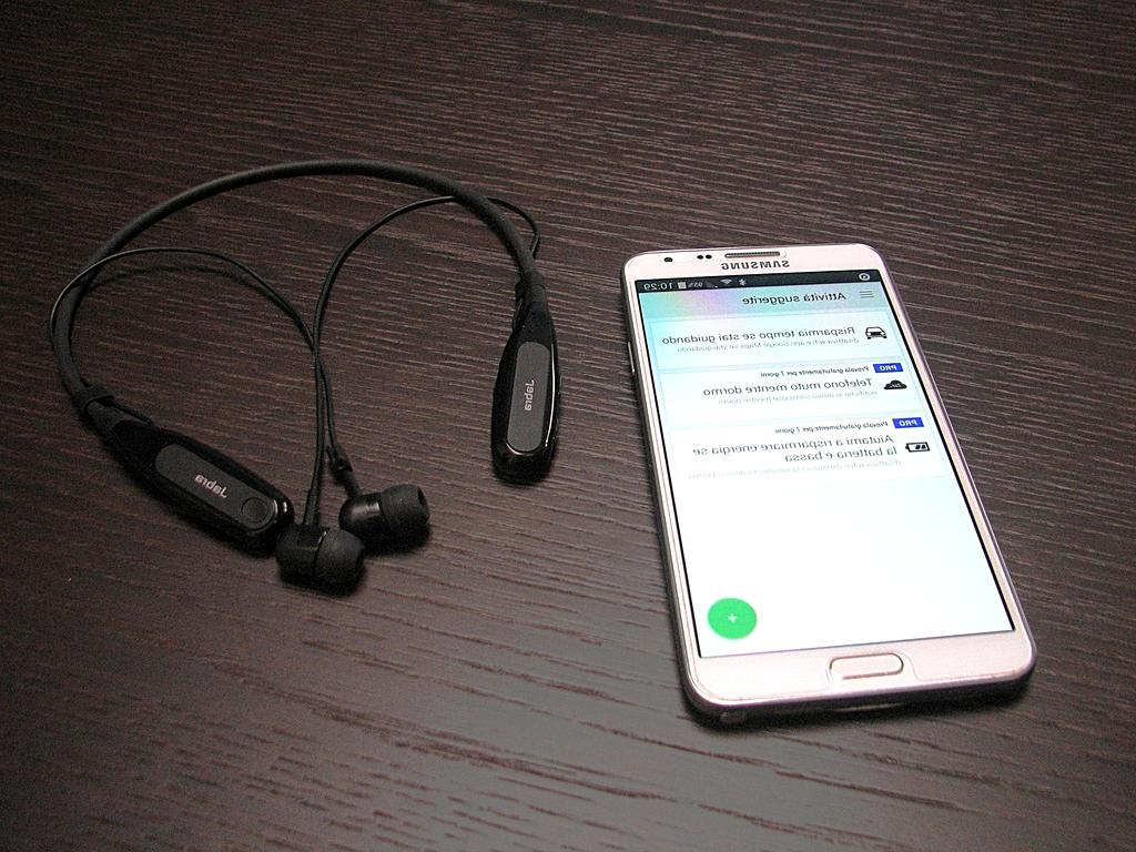 Bluetooth wireless earbuds with connection indicator